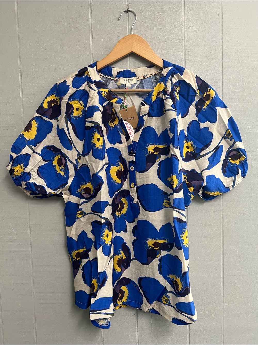 NWT Umgee Cream Blouse with Bold Blue & Yellow Floral Print Size Small Floral